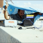 Em 2011, na cidade de Brega (Líbia), transmitindo com um satelital de cima do telhado do hotel. Foto Arquivo Pessoal